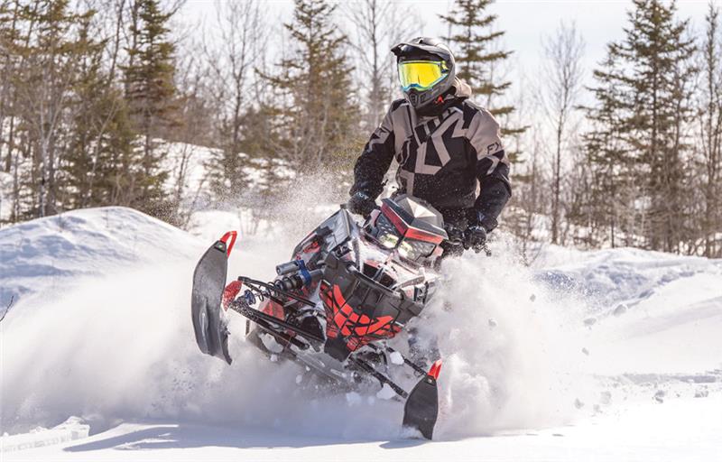 S’équiper pour la saison de motoneige : découvrez les innovations 2025-2026