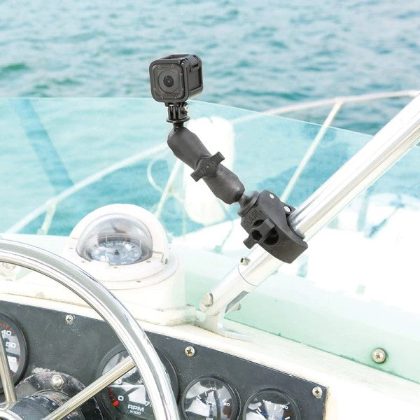 Base De Serrage RAM Tough-Claw Petite Avec Rotule Sur Un Bateau