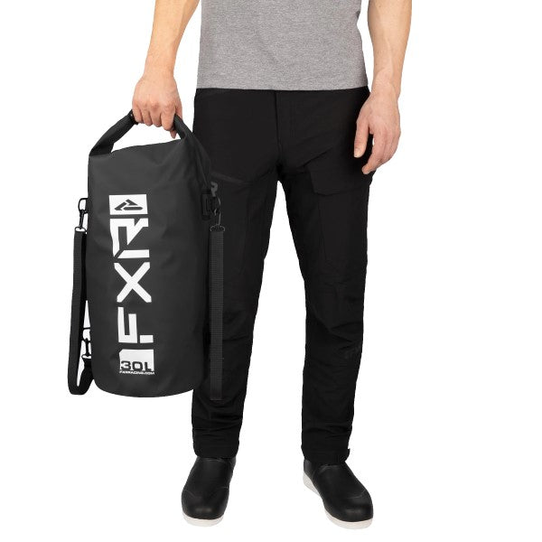 Sac Étanche FXR noir 30L, porté