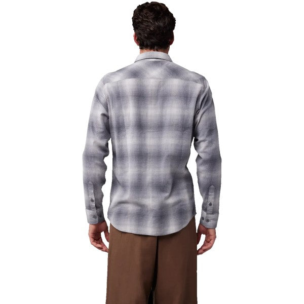 Chemise Survivalist Flanelle Fox gris clair, essayage de dos
