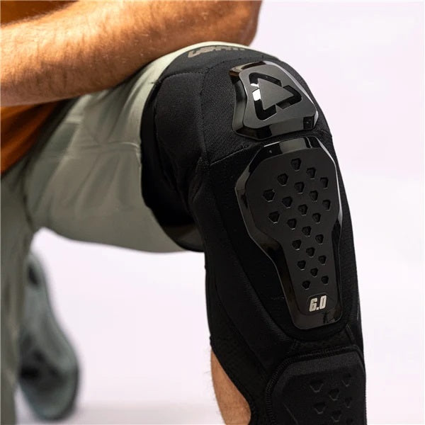 Protège-Genoux de Motocross 6.0 Evo Ext Leatt Noir portés, de profil