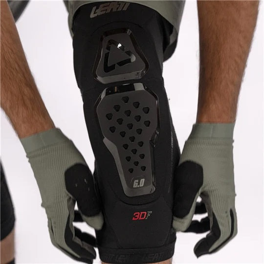 Protège-Genoux de Motocross 6.0 Evo Leatt Noir portés, de face