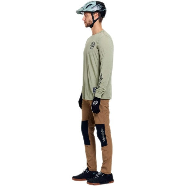 Maillot de Vélo Skyline Ride Stamps Manches Longues Vert essayage de droite