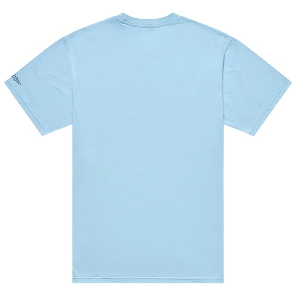 T-shirts Badge Bleu Clair le côté dos