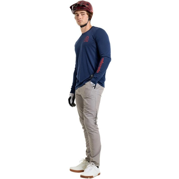 Maillot de Vélo Skyline Ride Locals Midnight Manches Longues Bleu/Rouge essayage incliné de face