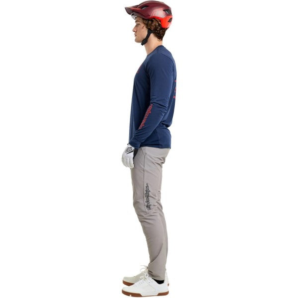 Maillot de Vélo Skyline Ride Locals Midnight Manches Longues Bleu/Rouge essayage de droite