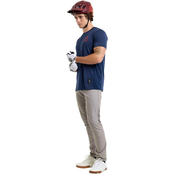 Maillot de Vélo Skyline Ride Locals Midnight Manches Courtes Bleu/Rouge essayage incliné de face