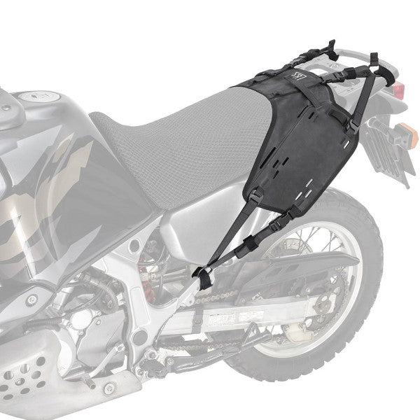 Harnais de Siège de Moto Kriega OS-Base Adventure Noir accroché derrière le véhicule