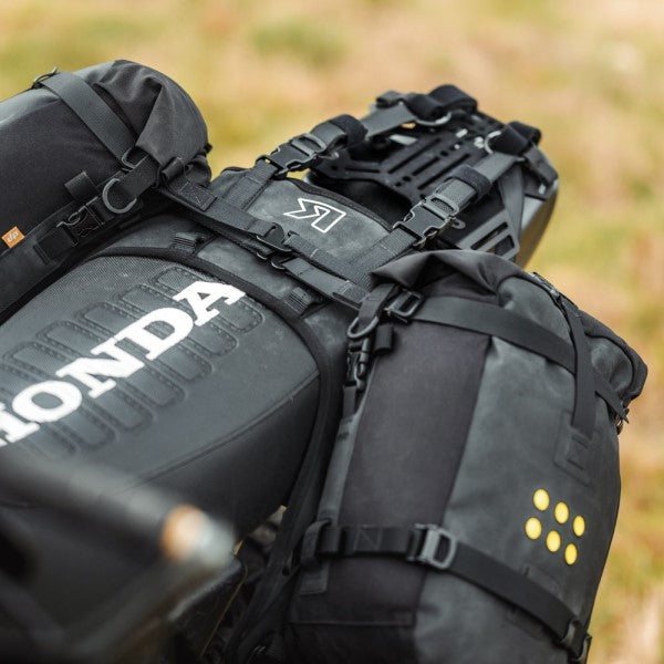 Harnais de Siège de Moto Kriega OS-Base Adventure Noir en place avec sacs souples
