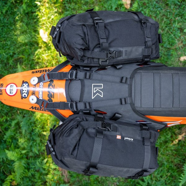 Harnais de Siège de Motocross Kriega OS-Base Enduro Noir sacs souples accrochés sur la motocross orange