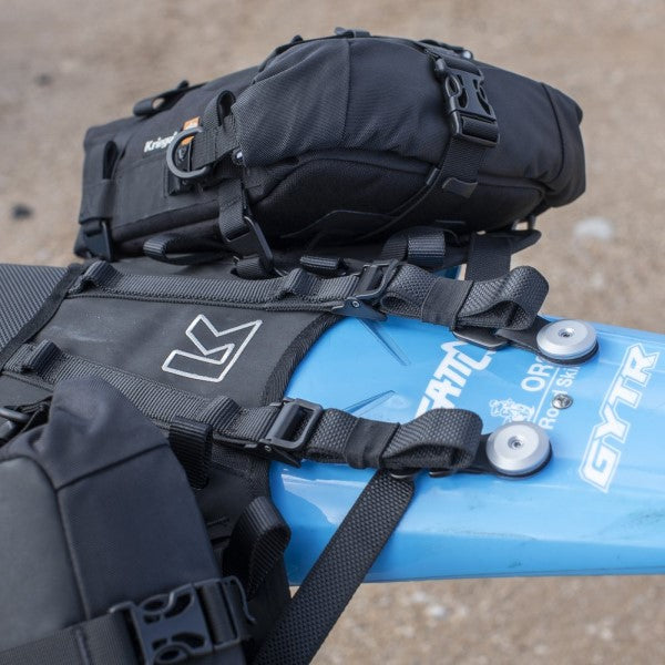 Harnais de Siège de Motocross Kriega OS-Base Enduro Noir sacs souples accrochés sur la motocross bleue