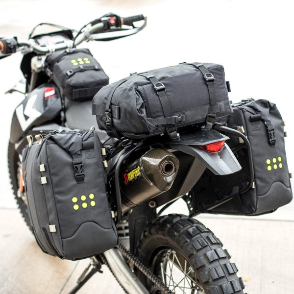 Sangles pour Sac Latéral de Moto Kriega Noir attachés derrière le véhicule