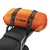 Sac Imperméable de Moto Rollpack-40 Orange attaché au siège incliné de face