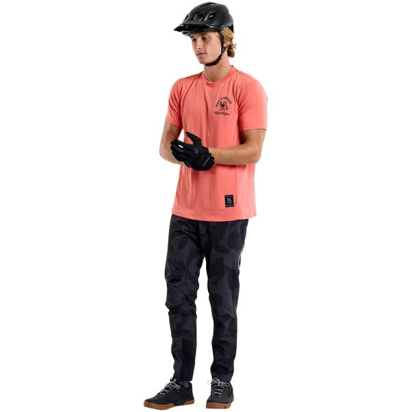 Chandail de Vélo Skyline Ride Peace and Wheelies Manches Courtes Rose essayage incliné de face